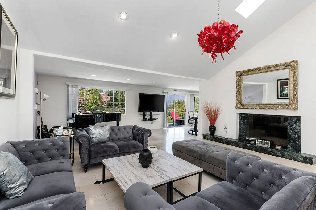 West Valley Detox Treatment Tarzana Living Room 2